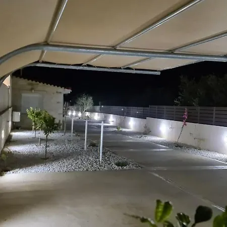 Zoi's Seaview House *